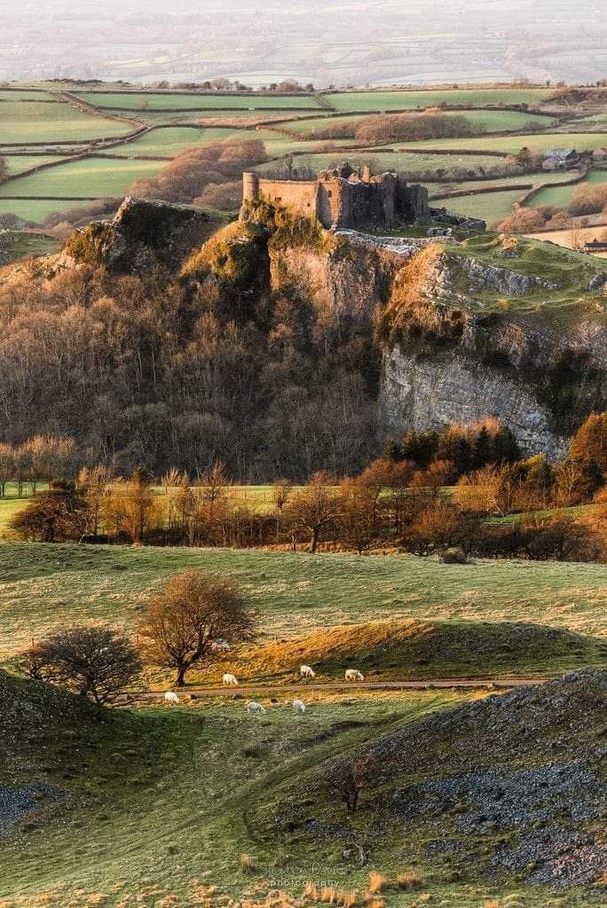 mysticcastIe's tweet photo. Carreg Cennen Castle is a spectacular 13th-century ruin perched atop a 90-metre limestone crag in Carmarthenshire, Wales 🏴󠁧󠁢󠁷󠁬󠁳󠁿. Known for its dramatic silhouette and "castle within a castle" layout, it is situated on the western edge of the Brecon Beacons National Park. https://t.co/A9OBOQlB40