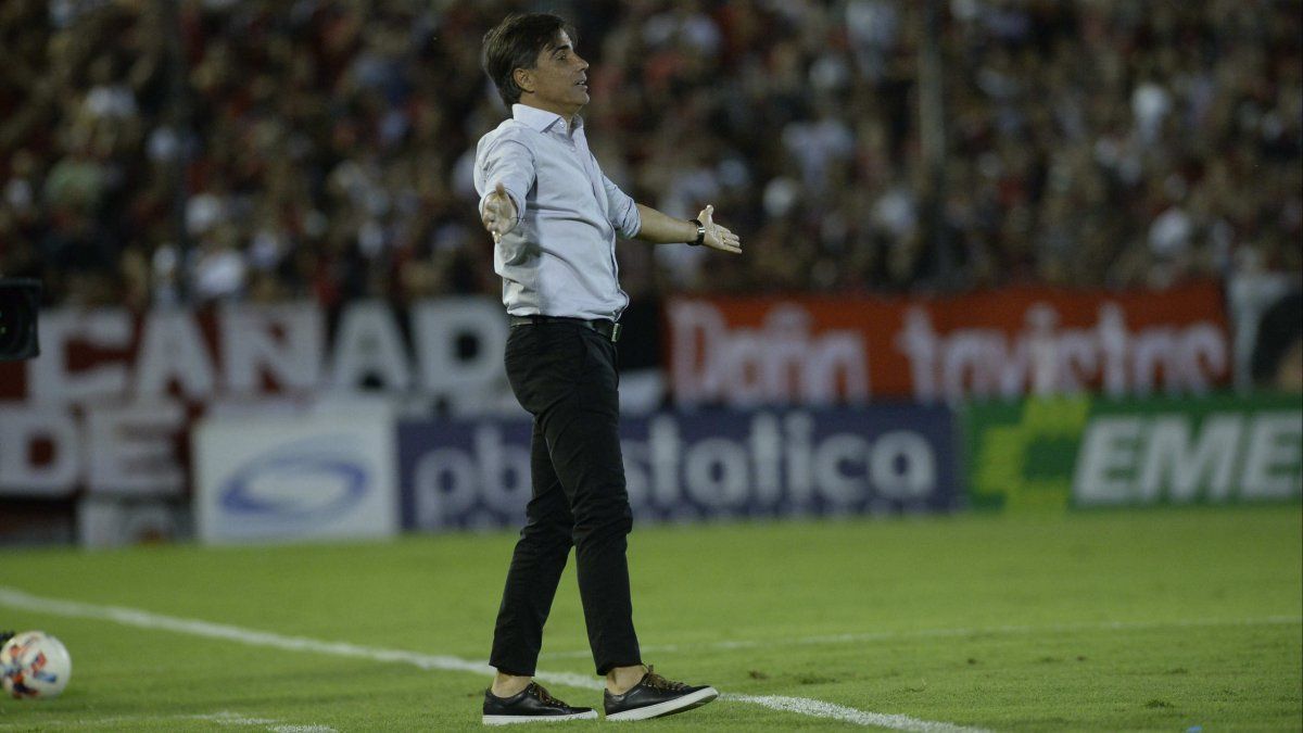 El único DT de #Newells que ganó un clásico en 9 años, está libre y no lo tienen en carpeta...