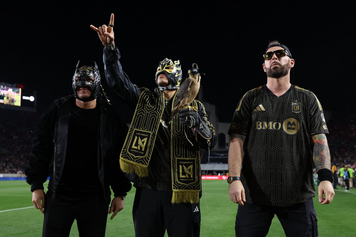 Yesterday's Honorary Falconers were <a href="/WWE/">WWE</a> Superstars <a href="/ReyFenixMx/">REY FENIX WWE</a> and <a href="/dragonlee95/">Dragon Lee</a> 👊

#LAFC | <a href="/UOPX/">University of Phoenix</a>