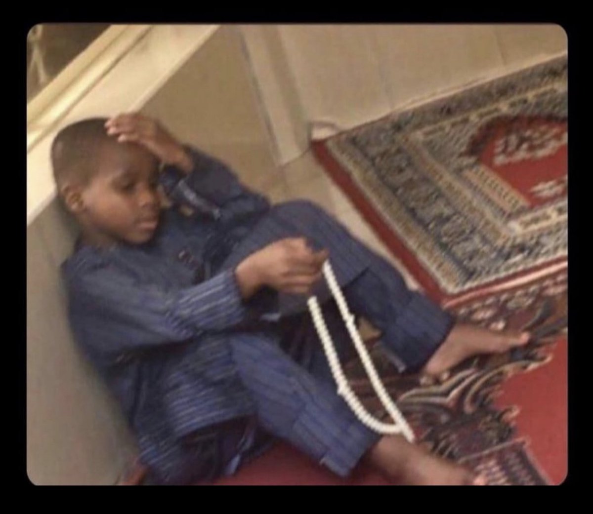 Uzaina12's tweet photo. Me during Ramadan trying to be spiritual while worrying about Exams 😭😭 https://t.co/ThvbAmLUNs