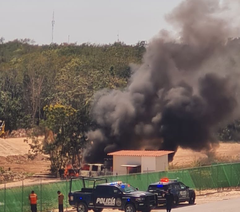stephiblan's tweet image. En Quintana Roo reportan quema de vehículos en #Cancún,  #PlayaDelCarmen y #Tulum . El cierre de la carretera a #Mérida y un incendio por corto circuito en un supermercado en #Cozumel 

El Aeropuerto de Cancún  opera con normalidad aunque #GuardiaNacional
reforzó la vigilancia
