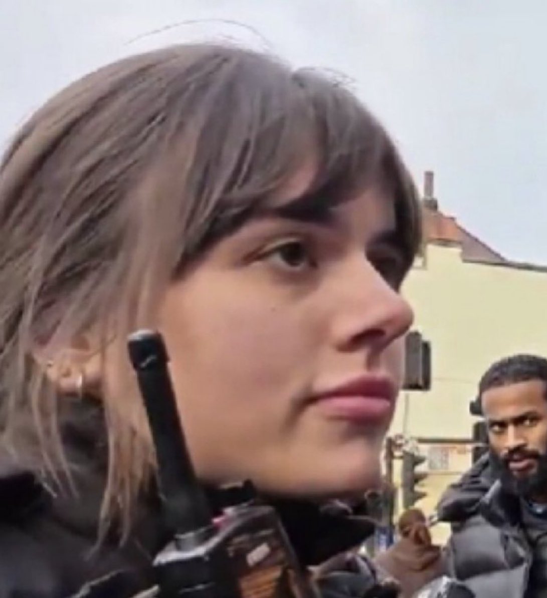 This Police Officer is the pride of the force and we need more like her serving the public. 

Can we all give her a huge round of applause 👏 👏👏👍