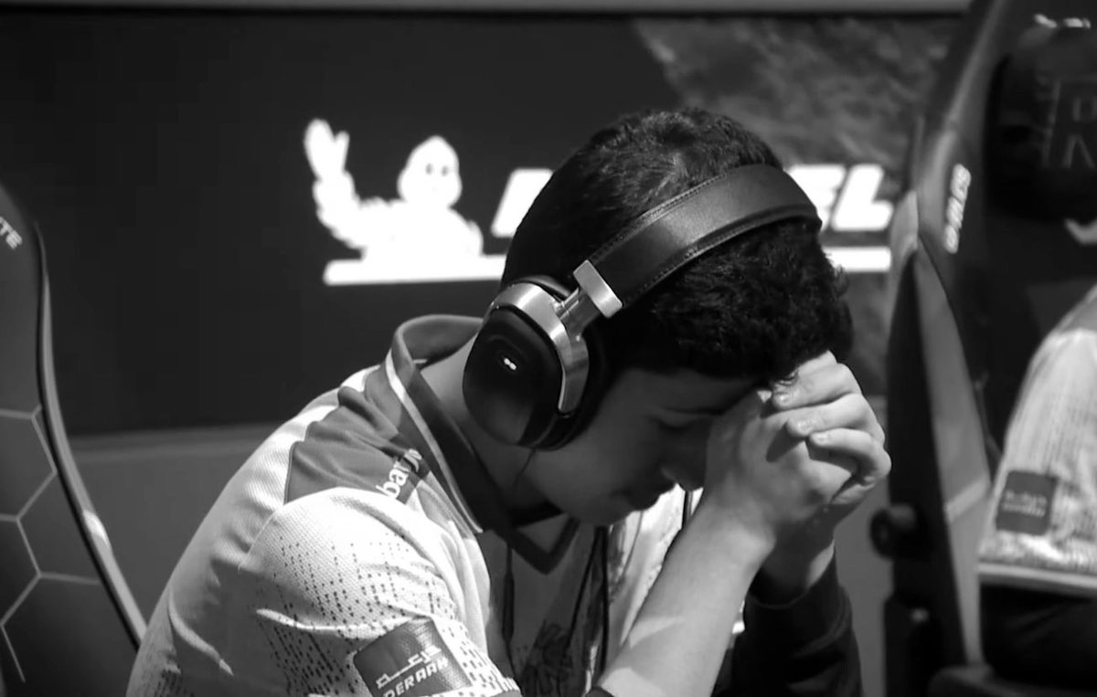 قاتلتُ وحديَ في دهرٍ قد اضطربا
ناديتُ لكنّ صوتي، لم يصلْ عَرَبا
لقد قُتلتُ وعمَّ الصمتُ في جسدي
من حقِّهِ الزيفُ، أنْ لا يوقفَ الطربا