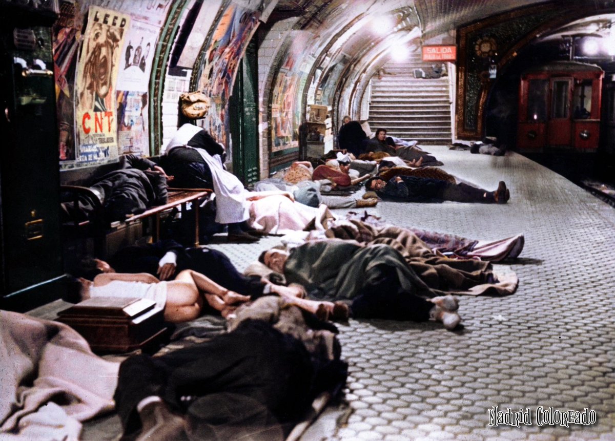 El pueblo de Madrid busca refugio en el metro durante los bombardeos. Alfonso Sánchez Portela, Museo Reina Sofía