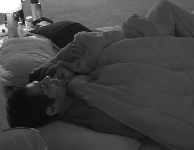 Was this (the patch-up after car task) the first time SHE slept on HIS shoulder or this had happened before too.. mere hisab se ye first time tha.. barring that "Bhelpuri hai tu" moment.
Batao zara #SidNaaz lovers.. main zara confuse ho rahi hun.