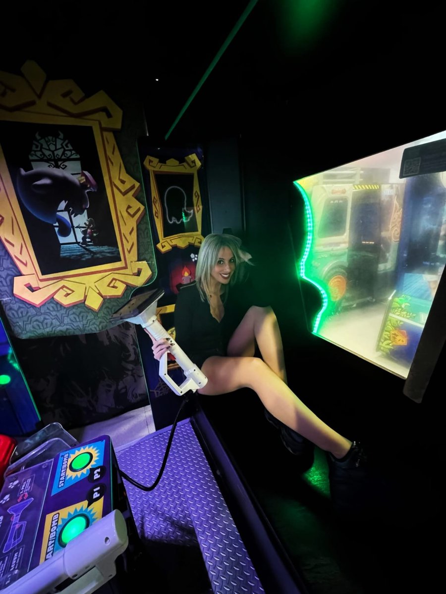 🎵I want to break free🎵
Aquí aspirando fantasmistas en la Luigi's Mansion de <a href="/arcade_planet/">arcadeplanet</a>