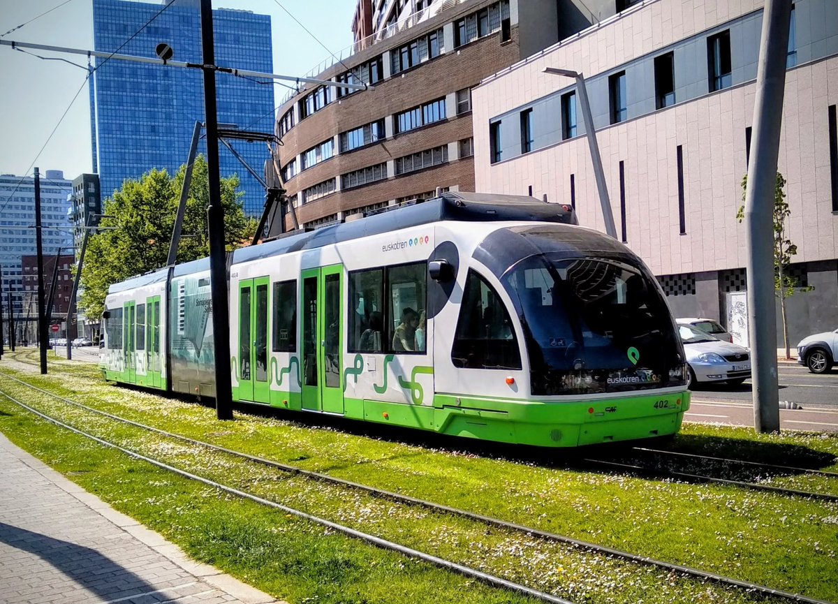 Euskotren tranvía en Bilbao, ciudad de  350.000 habitantes... 👇🏻