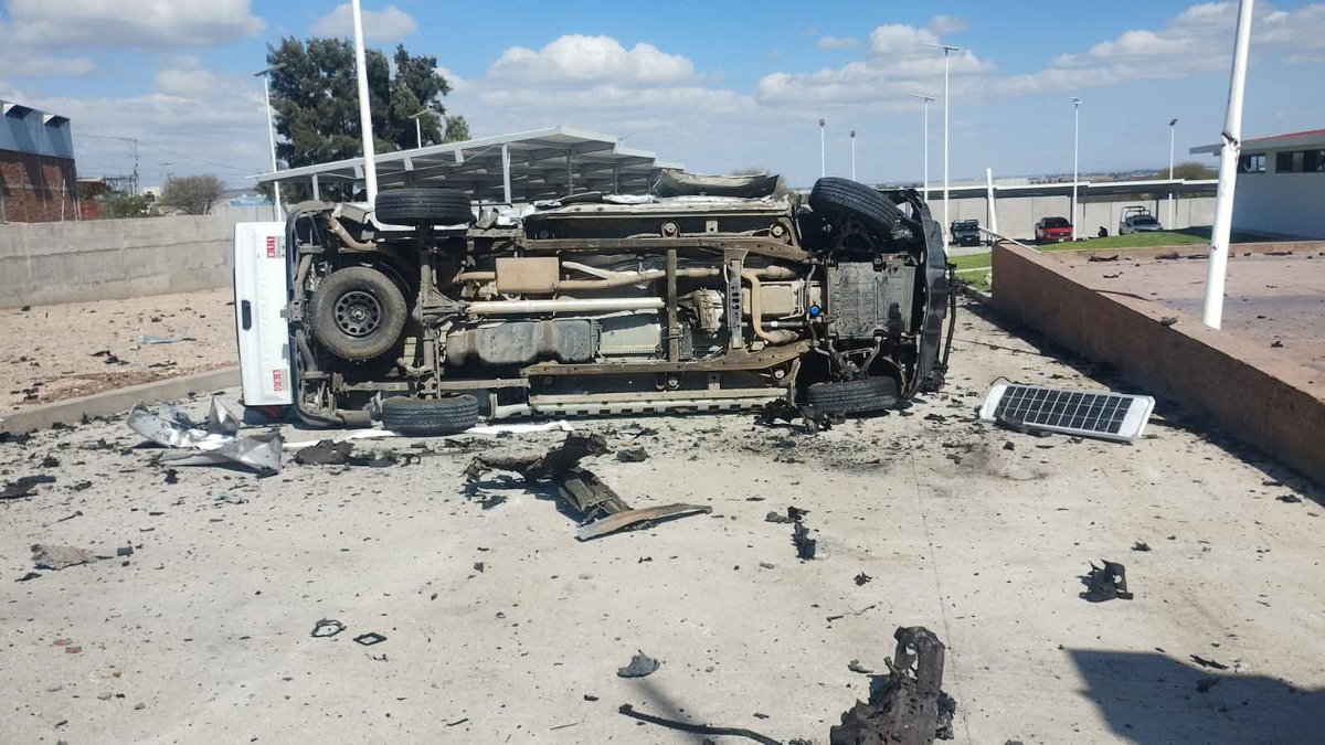c4jimenez's tweet photo. LA @FGRMexico ANALIZARÁ el CADÁVER del MENCHO
La @Defensamx1 reporta q los restos del líder del CJNG serán analizados por peritos federales para confirmar su identidad.
Lo traían herido desde Jalisco a CDMX, pero en el vuelo se murió.
Otros 4 de sus cercanos murieron en Jalisco. https://t.co/a7jD3ndO2d