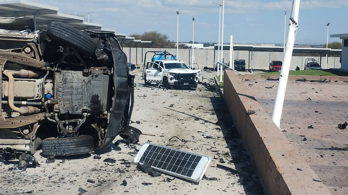 LA <a href="/FGRMexico/">FGR México</a> ANALIZARÁ el CADÁVER del MENCHO
La <a href="/Defensamx1/">@Defensamx</a> reporta q los restos del líder del CJNG serán analizados por peritos federales para confirmar su identidad.
Lo traían herido desde Jalisco a CDMX, pero en el vuelo se murió.
Otros 4 de sus cercanos murieron en Jalisco.