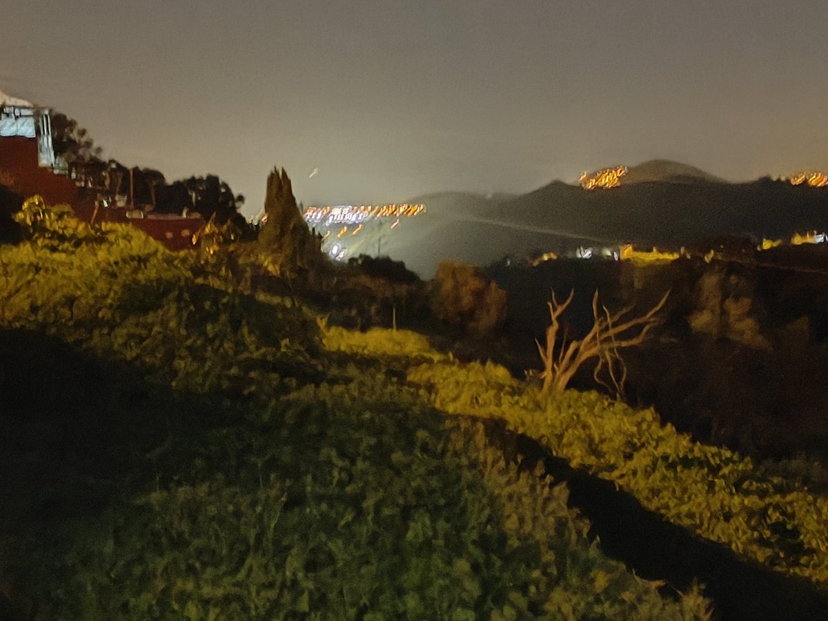 Noches de calima y calor. Noches de grillos y murmullos humanos en la lejanía. Disfruto del silencio del ruido. Disfruto del No, sonido. Es calma que precede a la tormenta?.
