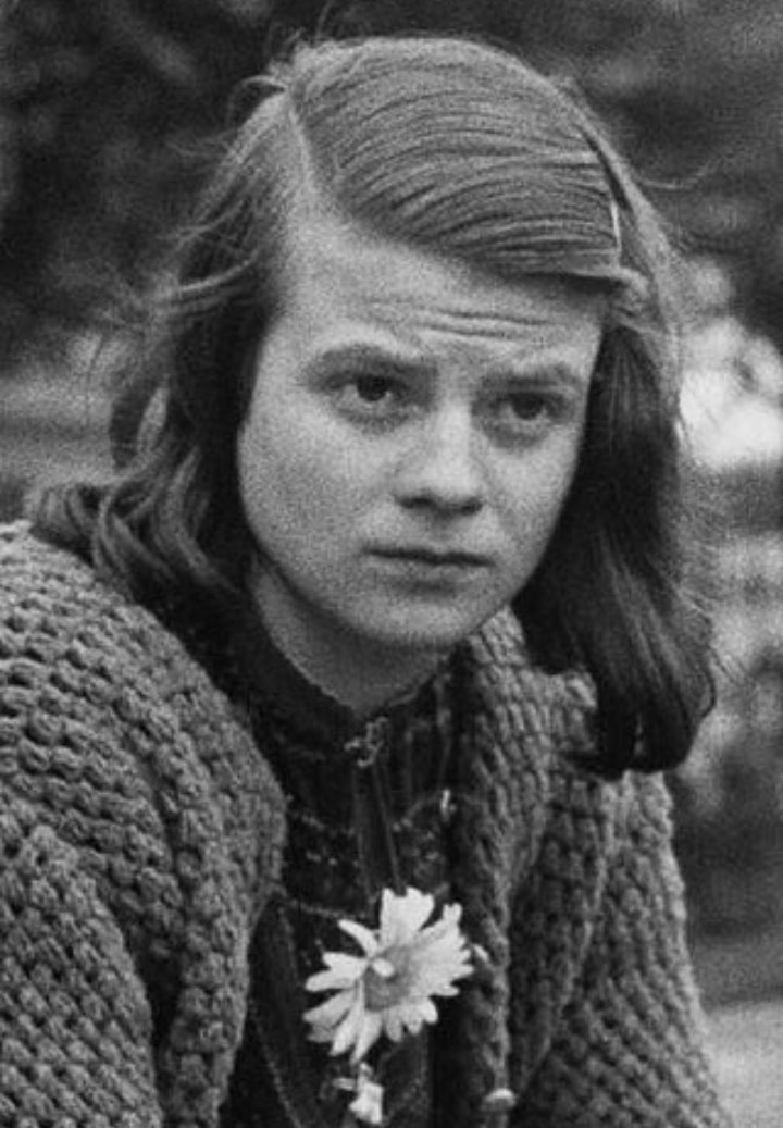 «Sono e rimango dell’opinione di aver fatto il meglio che potevo per il mio popolo. Non mi pento del mio comportamento e accetto le conseguenze che ne derivano.»

Sophie Scholl, resistente tedesca del gruppo La Rosa Bianca, giustiziata a 21 anni dai nazisti il #22febbraio 1943.
