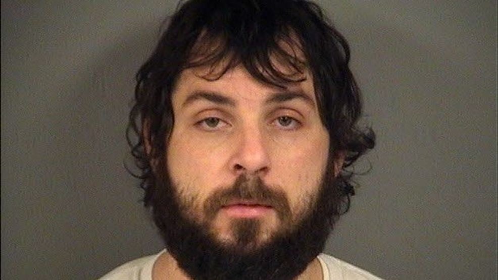 lrigam's tweet photo. Completamente nudo ha rubato un'ambulanza. Con dentro una paziente. E poi, inseguito dalla polizia, è fuggito per 20 minuti. Quando Benjamin Feltz, 37enne del Wisconsin è stato arrestato, ha raccontato che si era bevuto mezza bottiglia di detergente per pavimenti. #CrimeNews https://t.co/xLAnFH1rxt