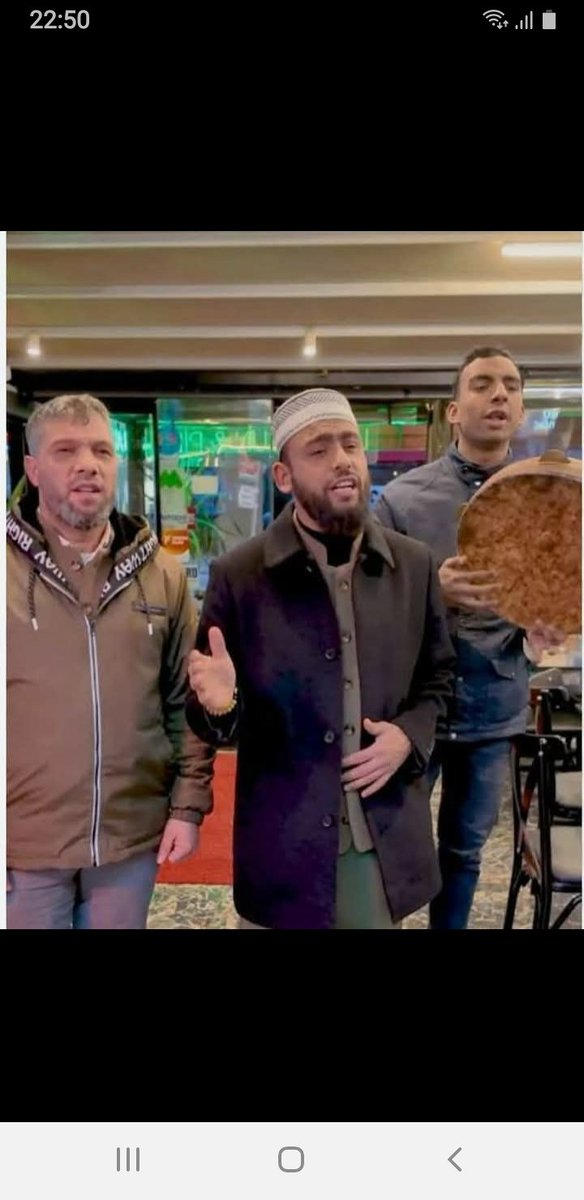 mehtap65221's tweet photo. Müslüman ırkına,diline ,rengine bakmaz.
"Allah"diyenin peşinden koşar.
Roman kardeşimiz "Allah" dedi,Türkiye peşinden gitti.
Işte Islam in güzelliği.
Elhamdulillah https://t.co/uEDuuNCK7U