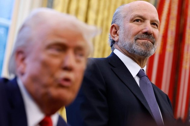 DenShtilierman's tweet image. Howard Lutnick, US Secretary of Commerce since 2025 and, let me remind you, a visitor to Epstein's island, was one of the main architects of Trump's tariff policy.

The scheme is simple and elegant. Lutnick formally transferred his firm, Cantor Fitzgerald, to his sons — and now