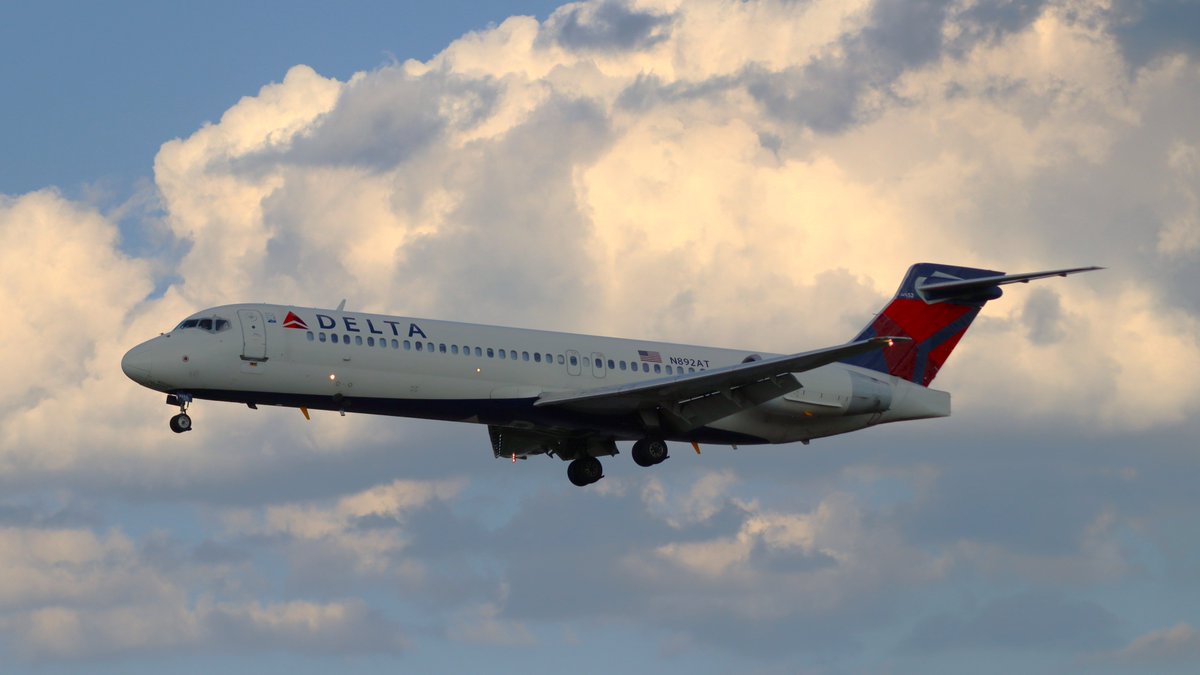 Delta Airlines McDonnell Douglas DC9-95 (MD95) (N892AT) on a runway 33L final <a href="/BWI_Airport/">BWI Marshall Airport</a>  .

#featured #planespottingbe #aviation #planespotting #planespotter #aviationlovers #bwiairport #aviationphotography