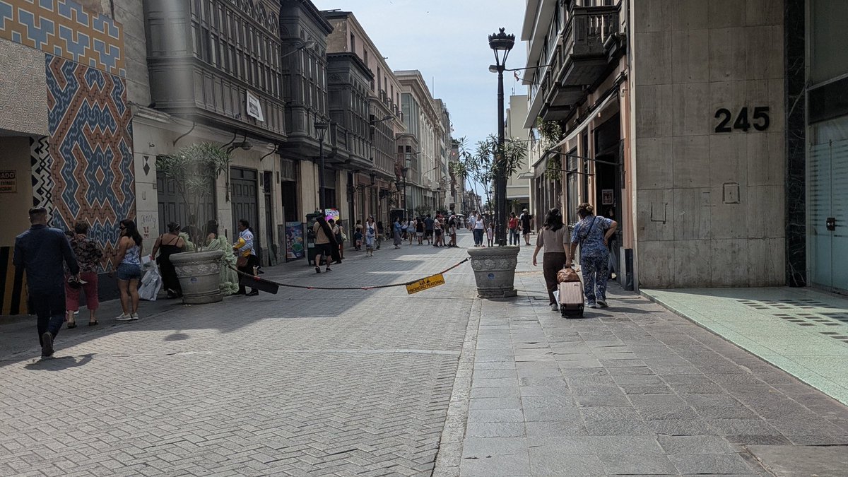 🇵🇪 Ni un solo agente de serenazgo, el olor a marihuana es insoportable, los venezolanos fuman delante de niños y amenazan si se les llama la atención.
<a href="/Renzo_Reggiardo/">Renzo Reggiardo</a>