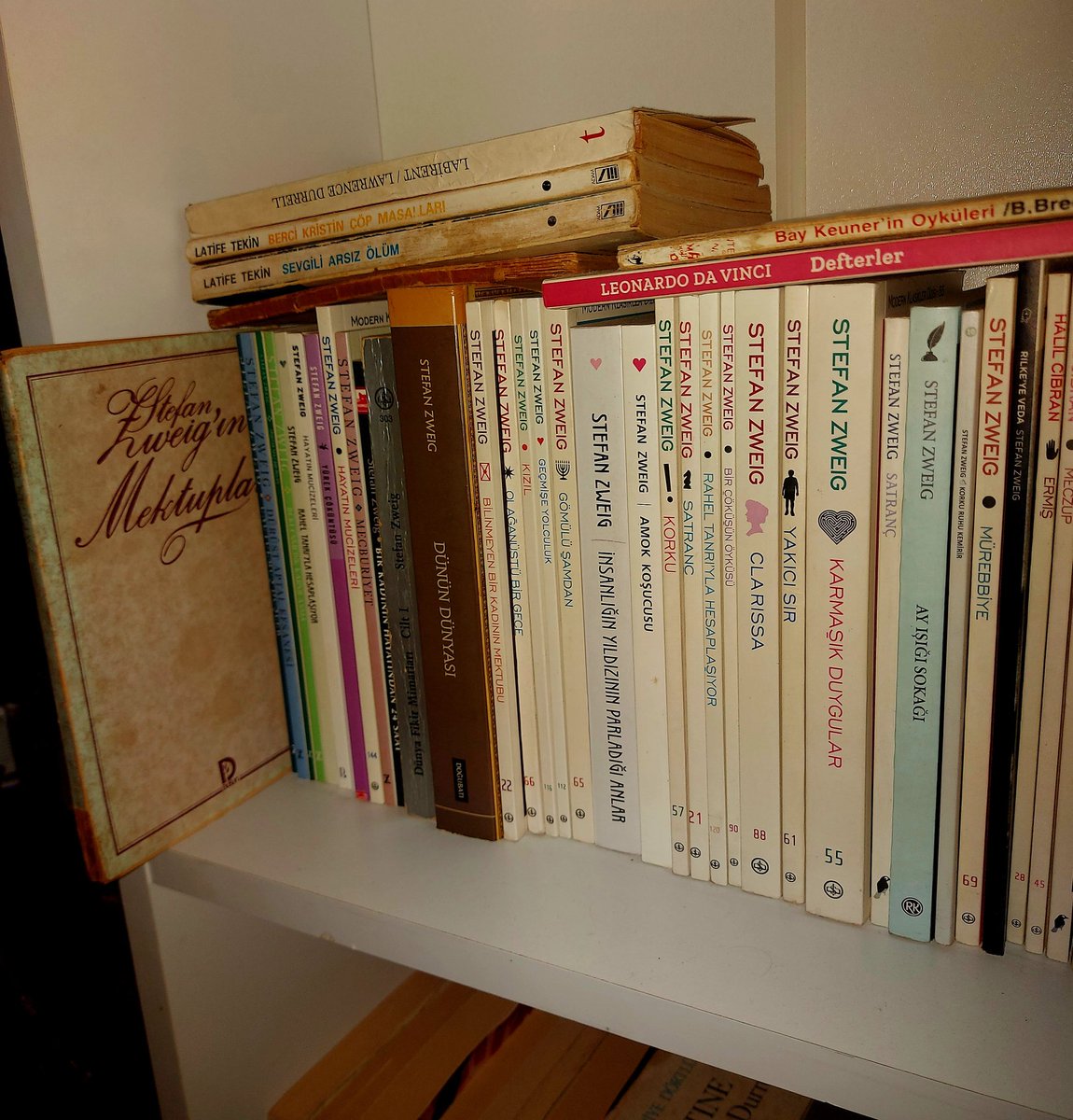 zweig'ın mektupları okumadıysanız lütfen okuyun. zweig canım benim... 🖤

burada herşeyler pek güzel. sadece ben gereksiz oldum.
*
"bu kent gerçekten çok güzel. yaşam ve canlılık dolu. canlı bir kent. varlıklarıyla yoksul, sonu gelmez bir çekişme halinde yaşıyor." 

🥀