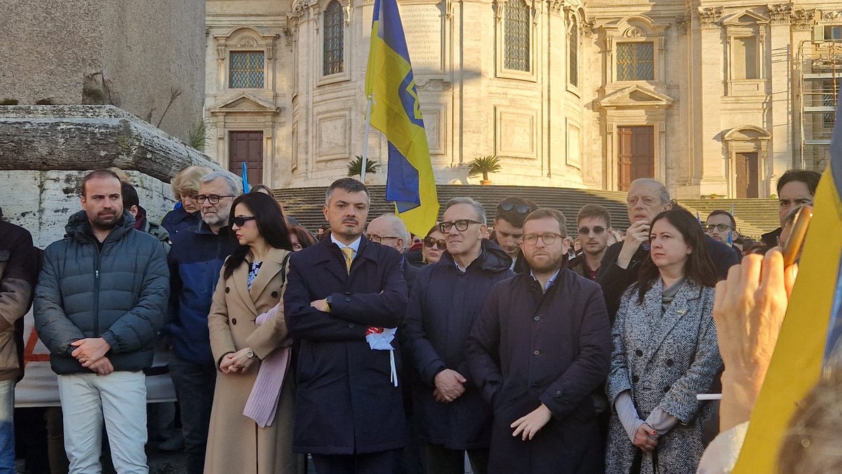 Non è l'#Ucraina a dover smettere di difendersi. È il criminale #Putin a dover cessare l'aggressione. Oggi a #Roma, a fianco del popolo ucraino, per la libertà, il diritto internazionale, l'#Europa.