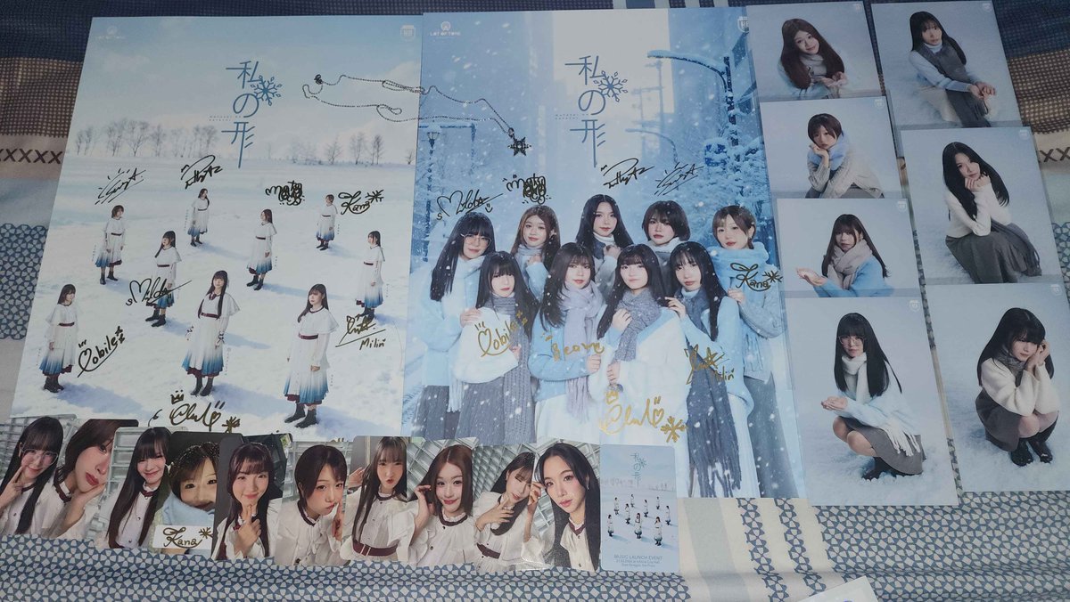 เป็นงานที่อยู่ด้วยสั้นไปหน่อย เพราะภาระกิจ 
บุรอบแรกไม่ทัน
เซ็นโปสเตอร์ไม่ต้องสืบ
วงอื่นๆเพื่อนบ้านไม่ต้องหวัง
เปิด MV ไม่ทันดู! 
แต่เพราะรักเหลือเวลาน้อยแค่ไหนก็ไปหา🩷❄️

PS.โปสการ์ดหมดซะก่อน ยังจุ่มไม่ได้คุณเซ็นเตอร์เลย ;-; 
#HatoBitoWatashiNoKatachi #HatoBito