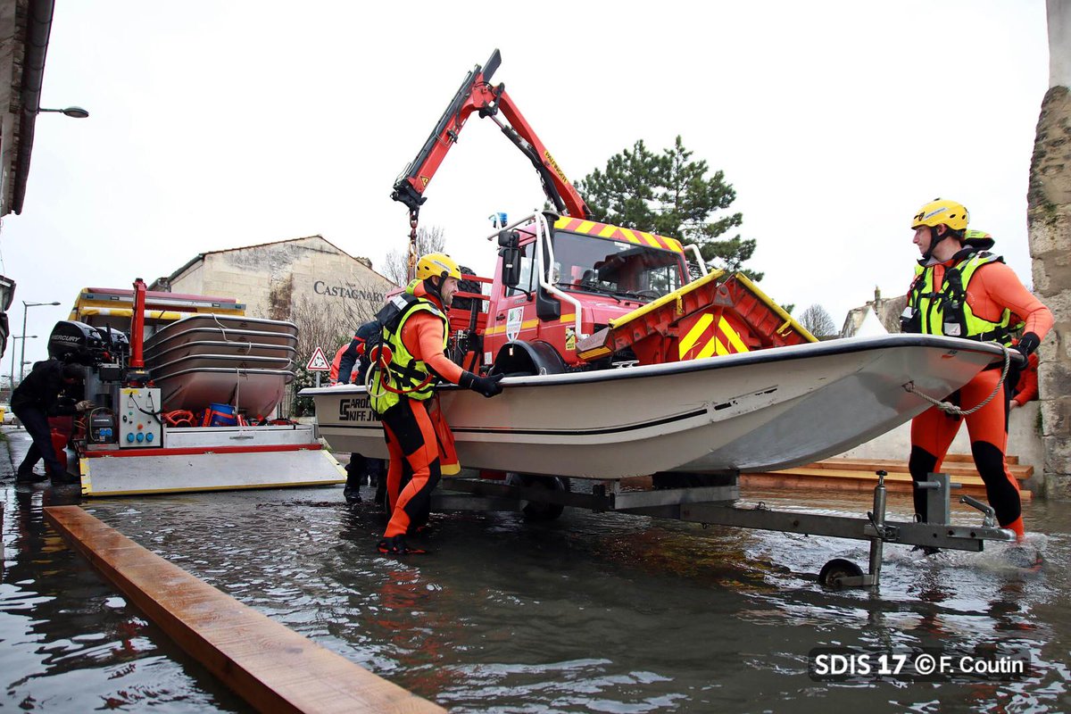 #Inondations | Ce week-end, les services de l'Etat étaient mobilisés aux côtés des habitants sinistrés.

Surveillance, nettoyage, assistance, livraison de matériel et de produits de première nécessité... L'Etat intensifie ses efforts pour aider chaque habitant. 

🚒 Avant la