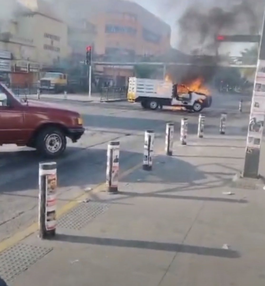 FridaJGuillen's tweet photo. 🚨MENCHO, NARCOBLOQUEOS Y OPERATIVOS EN MÉXICO🚨🇲🇽

A unos meses del #Mundial circula en redes y diversos medios sobre operativos de alto impacto en Jalisco. Hasta el momento, el Gobierno Federal no ha confirmado la información.

Sin embargo, se reportan narcobloqueos y situaciones de riesgo en:
📍 Jalisco
📍 Colima
📍 Nayarit
📍 Aguascalientes
📍 Michoacán
📍 Tamaulipas
📍 Guanajuato

Si tienes planeado viajar o tienes familiares en estos estados, te sugerimos extremar precauciones y seguir únicamente canales oficiales. 🗺️⚠️

#FridaGuillén #Mencho #ÚltimaHora #Tapalpa