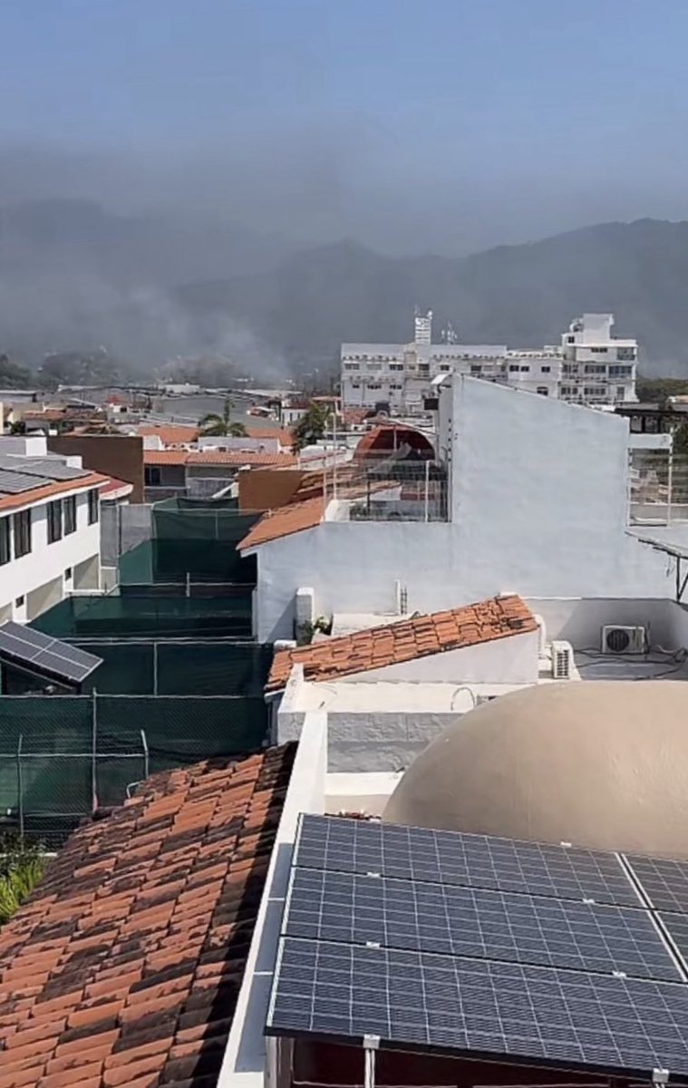 FridaJGuillen's tweet photo. 🚨MENCHO, NARCOBLOQUEOS Y OPERATIVOS EN MÉXICO🚨🇲🇽

A unos meses del #Mundial circula en redes y diversos medios sobre operativos de alto impacto en Jalisco. Hasta el momento, el Gobierno Federal no ha confirmado la información.

Sin embargo, se reportan narcobloqueos y situaciones de riesgo en:
📍 Jalisco
📍 Colima
📍 Nayarit
📍 Aguascalientes
📍 Michoacán
📍 Tamaulipas
📍 Guanajuato

Si tienes planeado viajar o tienes familiares en estos estados, te sugerimos extremar precauciones y seguir únicamente canales oficiales. 🗺️⚠️

#FridaGuillén #Mencho #ÚltimaHora #Tapalpa