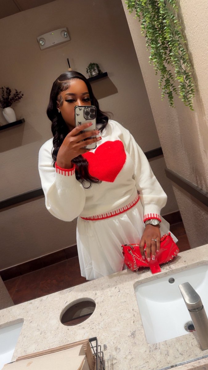 ITGIRL_DESS's tweet photo. Let’s just say My month was full of love & celebration every weekend 😘🥃♒️💐 #hello28 💋 https://t.co/1QZDfJn5LM