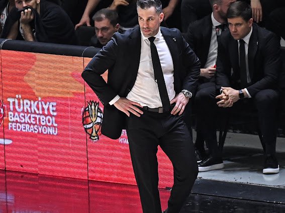 Dusan Alimpijevic: 
“Kendimi berbat hissediyorum. Öncelikle Fenerbahçe EuroLeague’in lideri. Gerçekten harika bir takımlar, harika bir koçları var. EuroLeague’in son şampiyonu onlar ve Fenerbahçe’ye büyük saygı duyuyoruz.

Yine de bunu kabullenemiyorum. Herkes ‘Maç 17 sayıyla