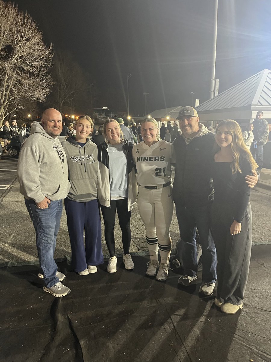 Lydia Benton tweet media