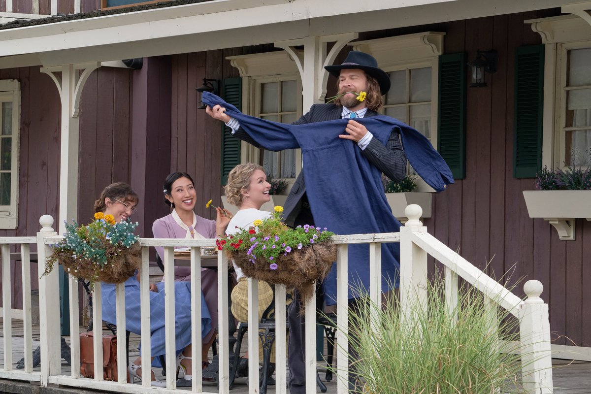 janettemsu's tweet photo. #JanettesTwitterTips #6: There's still time. Ask Hickam to teach you how to say "May I have this dance?" in Spanish, because Fernando is back, ladies, and it looks like he's ready to cha cha! #Hearties @hallmarkchannel @hallmarkwcth @schearthome https://t.co/URHWmoEj5d