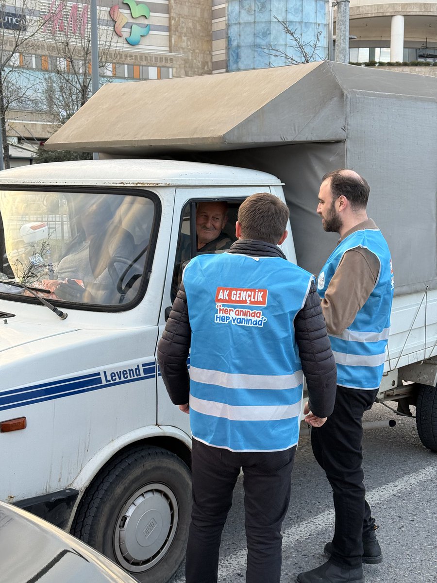 AkGencGaziemir's tweet photo. İftara 5️⃣ kala…

AK GENÇLİK “ Her anında, Hep yanında”

Bugün ilçemizde AK Parti Gaziemir Gençlik Kolları olarak;
İlçe Başkanımız Sn. İsmail Yaşadı ve İlçe Gençlik Kolları Başkanımız Halit Karan ile birlikte trafikte iftara geç kalan vatandaşlarımıza ikramlarda bulunduk. https://t.co/bNXx6WyfnC