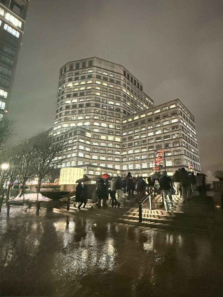 My monthly cost of living in London 🏴󠁧󠁢󠁥󠁮󠁧󠁿

🏠 £1000 rent for appartment
🥗 £300 food (groceries and eat out) 
📦 £400 for various expenses (entertainments, insurance etc)
⚡£150 electricity + gas
📱 £30 phone + internet
🚌 £120 for transportation

Total: £2000/month