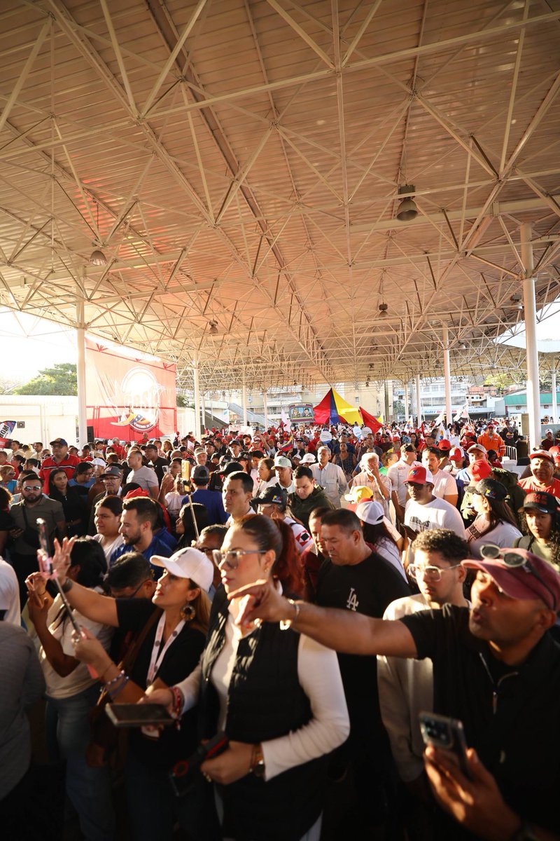 "Estamos orgullosos de nuestra historia. Hace 35 años, el presidente Nicolás Maduro entró al Metro de Caracas para demostrar que la clase obrera no tiene límites. Su camino ha sido uno solo: el del servicio. Él es el hombre que me enseñó el valor del trabajo desde el volante de