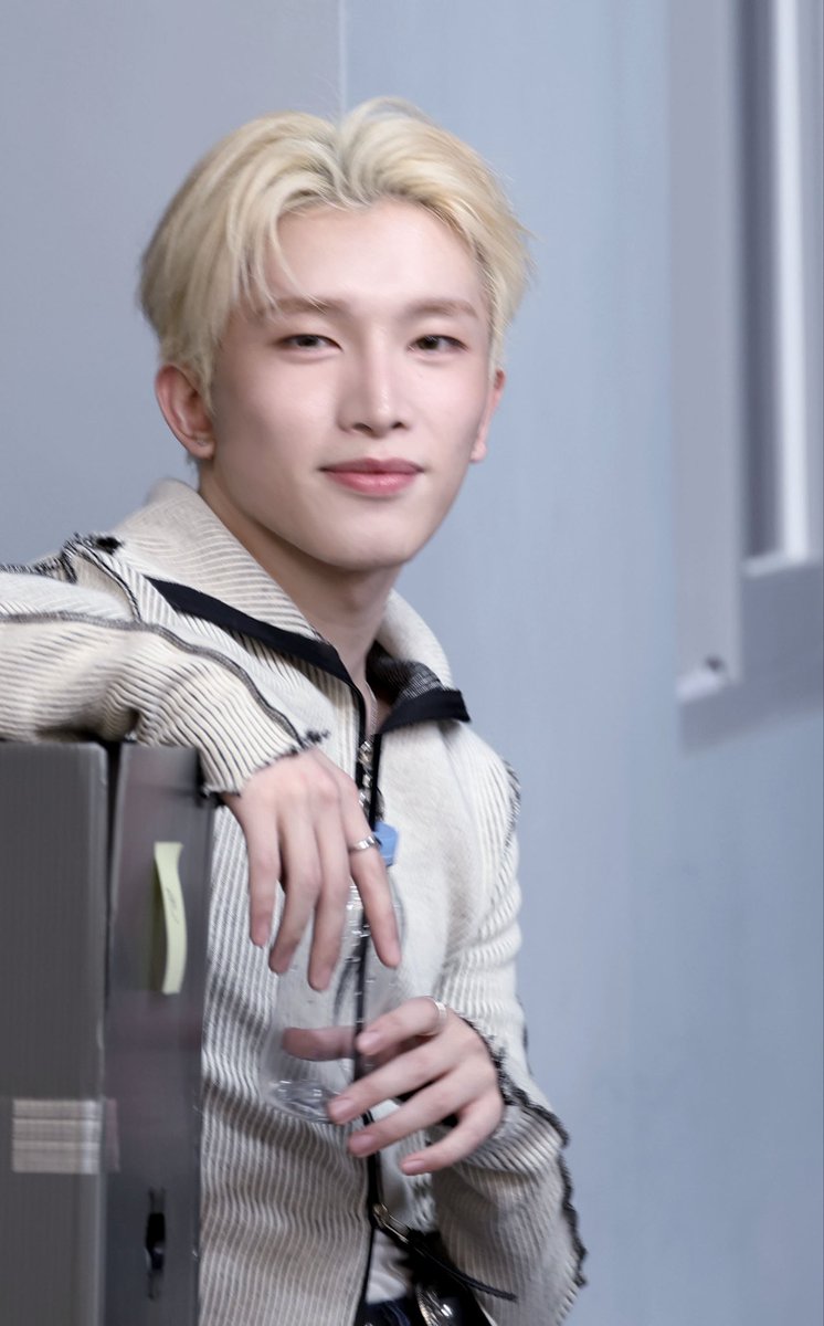 이번에 갔다온건 아직도 파일정리를 못햇고요…
저번거 우다다 올리기…물마시는 동연님 잘생겼길래 
계속찍다가 두세번 들켯는데 상냥하게 웃어주셨어요…