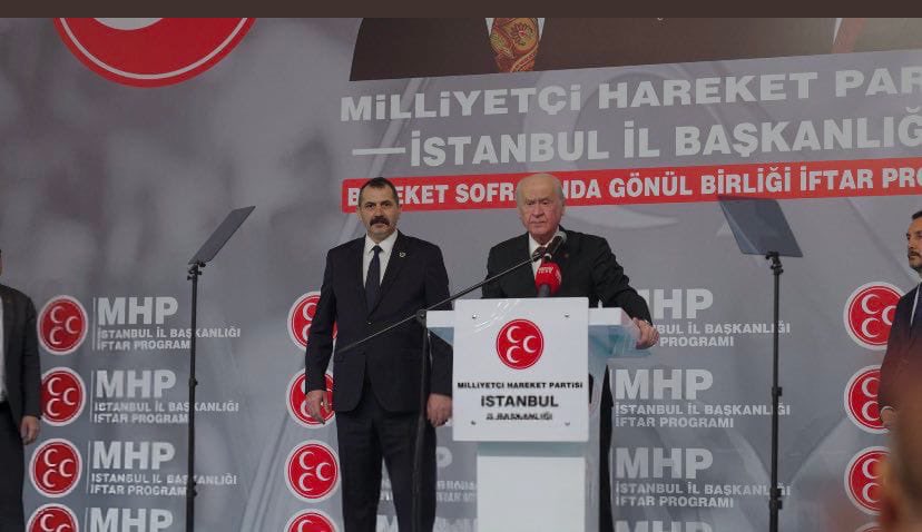 Lidere sadakat şerefimizdir.
Ülkücüler el ele  İstanbul tek kale.