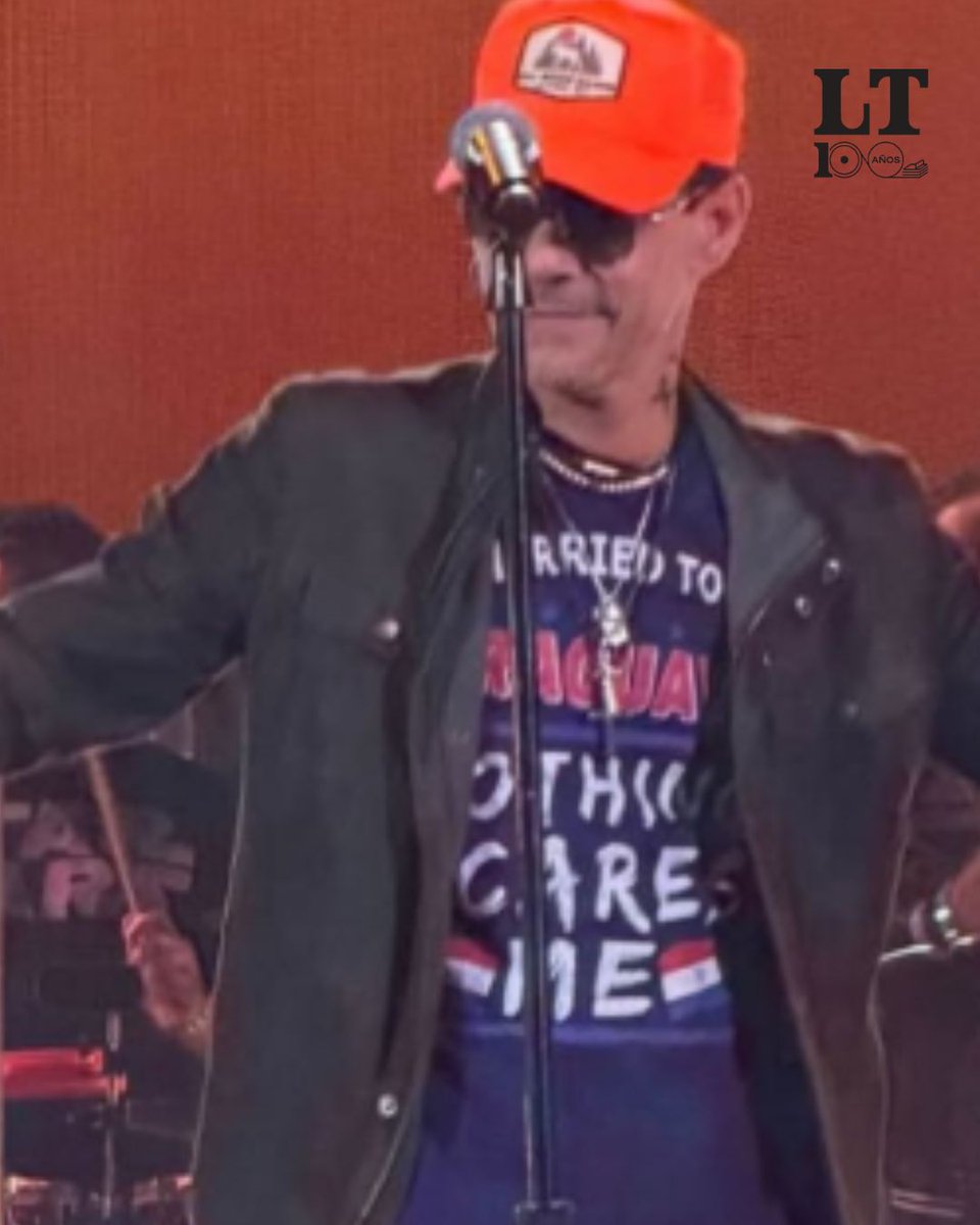 TribunaParaguay's tweet photo. 😂 El cantante internacional Marc Anthony se volvió viral al lucir una prenda con la frase: “Estoy casado con una paraguaya, nada me asusta”. Con este gesto, el artista rindió un simpático homenaje al carácter y la fortaleza de la mujer guaraní, resaltando su vínculo con nuestro país a través de su esposa, Nadia Ferreira.

#LaTribuna #LaTribunaParaguay