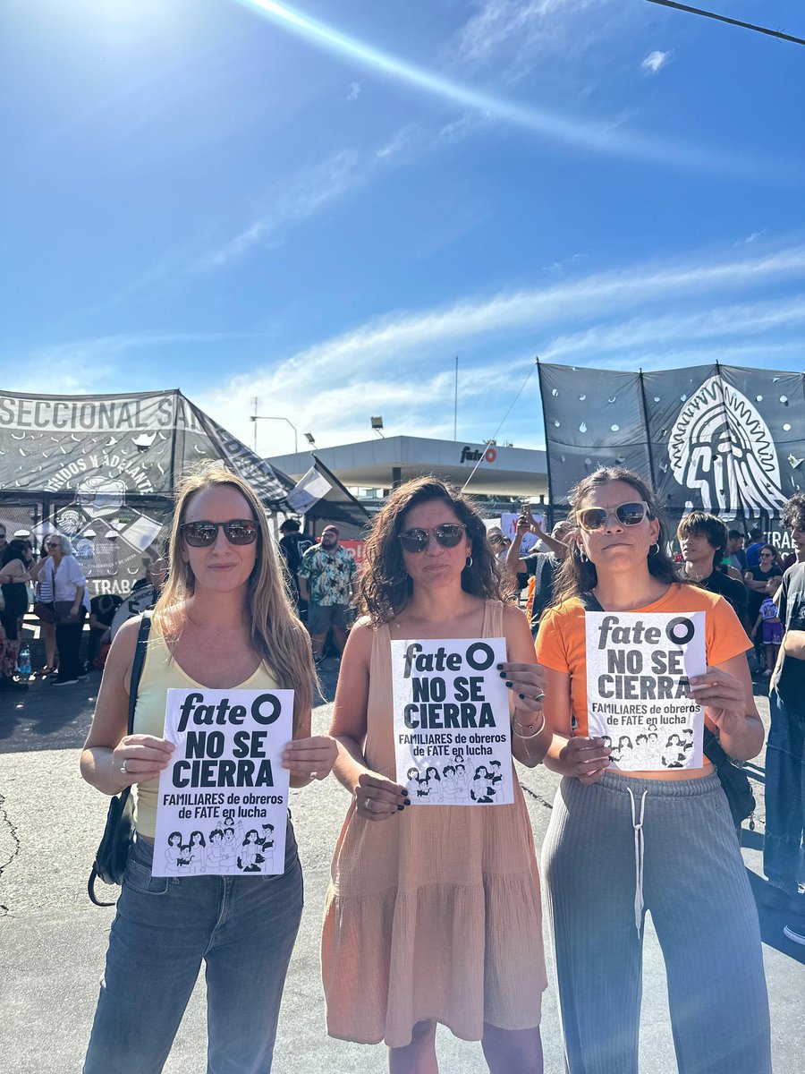 PeriodismoDeIzq's tweet photo. ⭕ Se realiza un festival en Fate en defensa de sus trabajadores y los puestos de trabajo. Las referentes del MST en el FIT Unidad, @Cele_Fierro, @LuciEchevarria y @VikiCalderaM, están presentes solidarizándose con la lucha ¡Fate no se cierra! https://t.co/oL0NOqaLsp