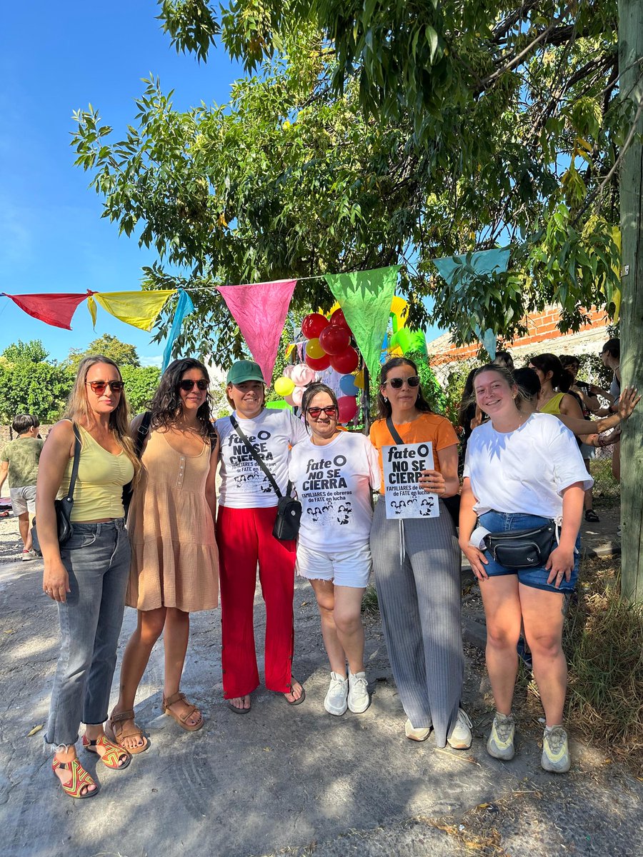 PeriodismoDeIzq's tweet photo. ⭕ Se realiza un festival en Fate en defensa de sus trabajadores y los puestos de trabajo. Las referentes del MST en el FIT Unidad, @Cele_Fierro, @LuciEchevarria y @VikiCalderaM, están presentes solidarizándose con la lucha ¡Fate no se cierra! https://t.co/oL0NOqaLsp