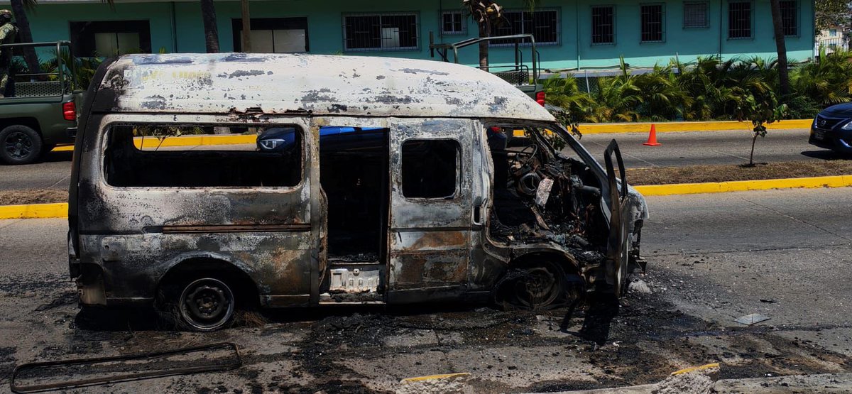 INDICEMEDIAMX's tweet photo. ⭕️👉🏻🚓 #Queman cuatro unidades de transporte en #Acapulco, #Guerrero, tras ser abatido en Tapalpa, Jalisco, el líder del Cartel Jalisco Nueva Generación, Nemesio Oceguera “El Mencho”, lo que ha generado una ola de violencia en varios estados del país. 

Imagen: Claudio Vargas | Nierika Images #Tlaxcala