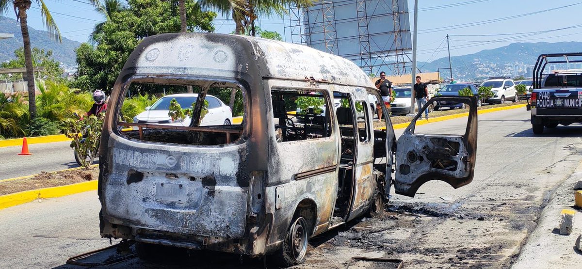 INDICEMEDIAMX's tweet photo. ⭕️👉🏻🚓 #Queman cuatro unidades de transporte en #Acapulco, #Guerrero, tras ser abatido en Tapalpa, Jalisco, el líder del Cartel Jalisco Nueva Generación, Nemesio Oceguera “El Mencho”, lo que ha generado una ola de violencia en varios estados del país. 

Imagen: Claudio Vargas | Nierika Images #Tlaxcala