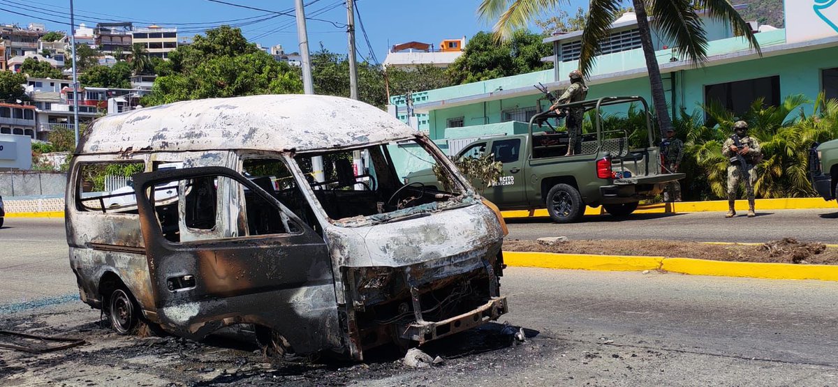 INDICEMEDIAMX's tweet photo. ⭕️👉🏻🚓 #Queman cuatro unidades de transporte en #Acapulco, #Guerrero, tras ser abatido en Tapalpa, Jalisco, el líder del Cartel Jalisco Nueva Generación, Nemesio Oceguera “El Mencho”, lo que ha generado una ola de violencia en varios estados del país. 

Imagen: Claudio Vargas | Nierika Images #Tlaxcala