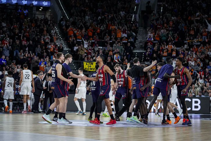 [🚨 ÚLTIMA HORA 🚨] 

Saski Baskonia salta la banca y gana en el Roig Arena su séptima Copa, batiendo al Real Madrid naiz.eus/eu/info/notici…

✍️ <a href="/Arnaitz10/">Arnaitz Gorriti Barruetabeña</a> desde Valencia