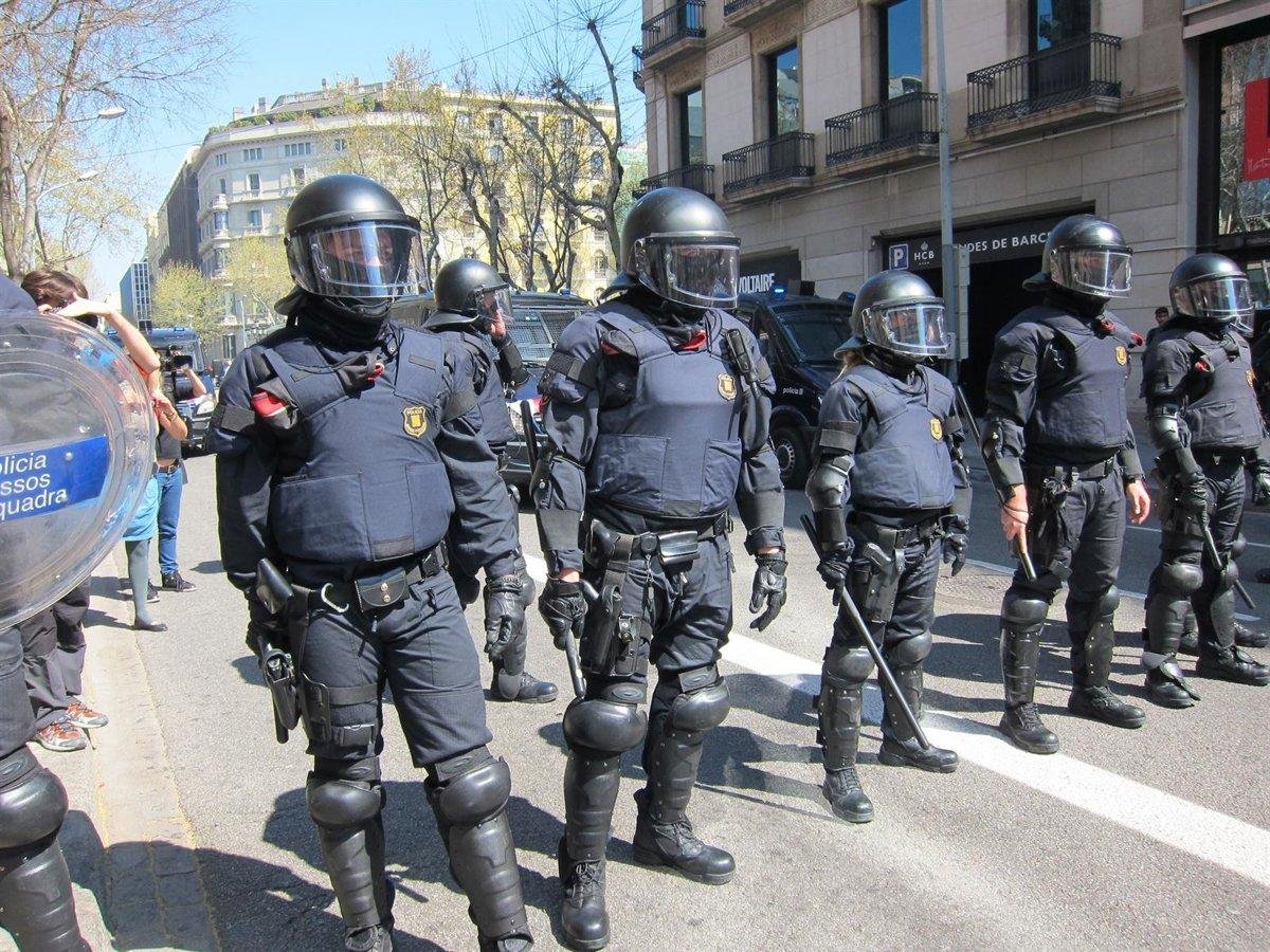 maximclatellot's tweet photo. Aquest burka no us molesta,
oi, feixistes de merda? https://t.co/pWJhGgIviB