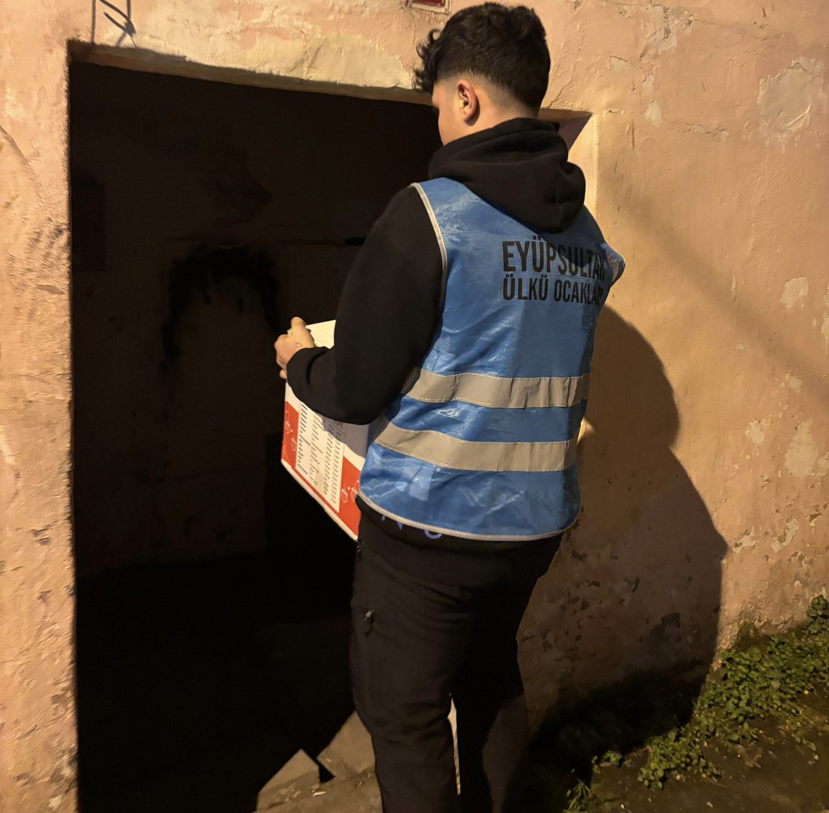 SametKaragl25's tweet photo. Eyüpsultan Ülkü Ocakları olarak, ihtiyaç sahibi ailelerimize ulaştırmak üzere erzak kartı ve kumanya dağıtımı ile, vatandaşlarımızın yanında olmaya devam ediyoruz. 

Hayra vesile olanlardan ve dağıtımda emeği geçen ülküdaşlarımızdan Allah razı olsun.
Var Olsun Ülkü Ocakları 🇹🇷 https://t.co/mK6CMf2AAZ