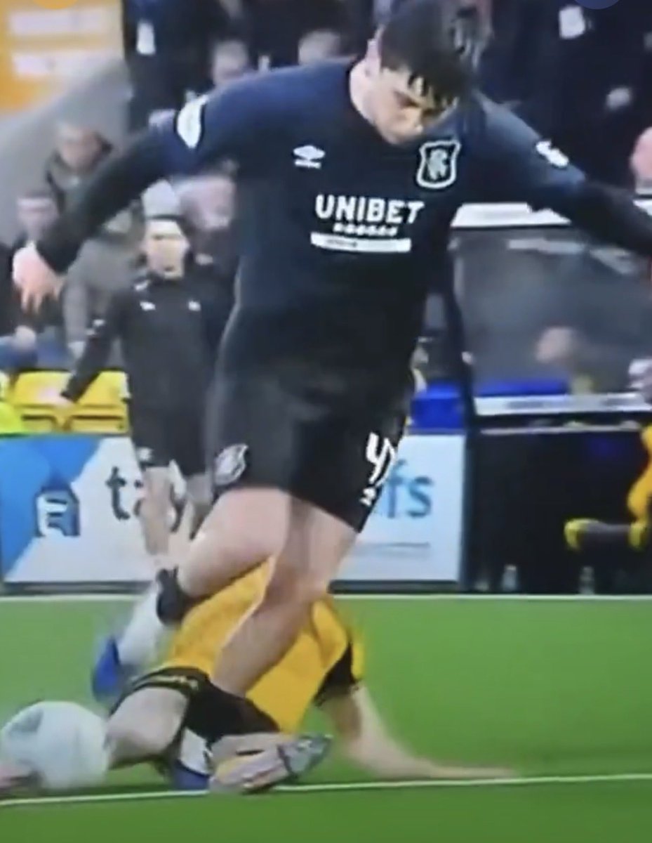 steve_mccudden's tweet photo. @DStacks72 The ball is already away at this point. Only the contact OUTSIDE the box affected the possibility of him scoring. Yes they carried on into the box together and further contact was made (importantly it was from the SAME motion, not separate), but the ball was already gone. No GSO https://t.co/9bjC0RpovW