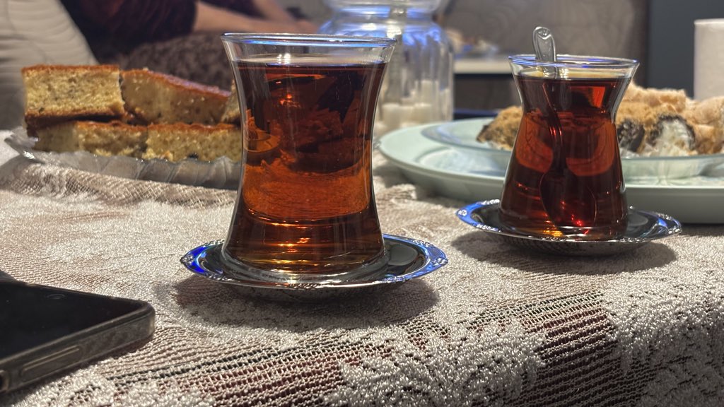 4 Ramazan 2026,,
kalabalık neşeli iftar sonrası.