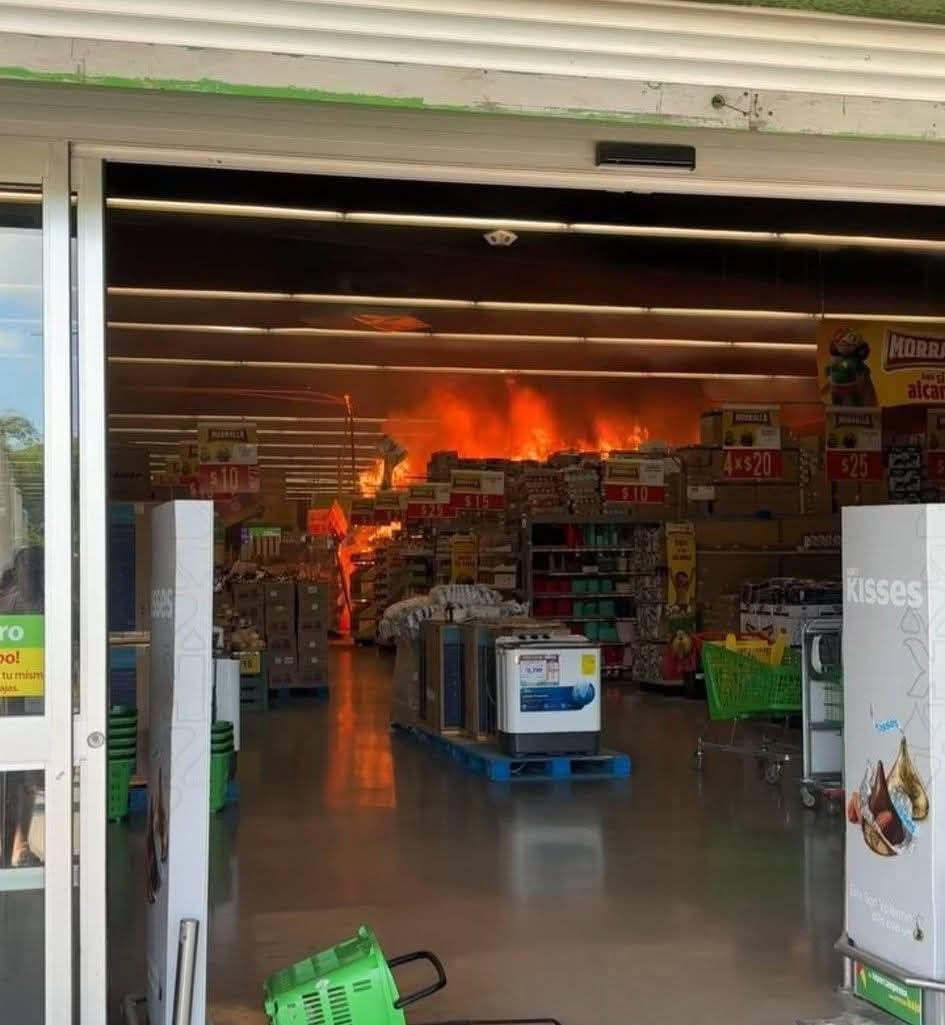 ianmiles's tweet photo. Reports are coming in that cars and businesses have been set on fire in Mexican tourist hotspots Cancún, Playa del Carmen, Tulum, and Cozumel as part of the CJNG cartel's widespread retaliatory violence following the killing of their leader "El Mencho". https://t.co/kBcV4zwcZg