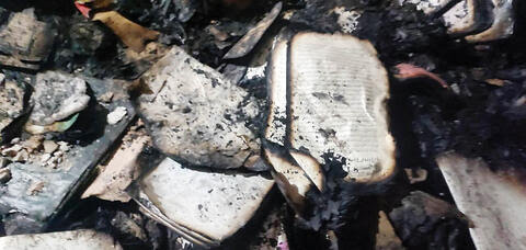 #جرائم_بهلوي موثّقة:
إحراقُ أكثر من 50 مكتبة،
إحراقُ مقامِ سبزقبا في دزفول،
واستهدافُ الناس…

 مشروعُ تخريـ..ـبٍ تقف خلفه الأيـ..ـادي المرتبطة بأمريـ..ـكا وإسرائيـ..ل
#عتق_رقبه_بدر_مفلح_الحارثي
#يوم_التاسيس_تنميه_الملز