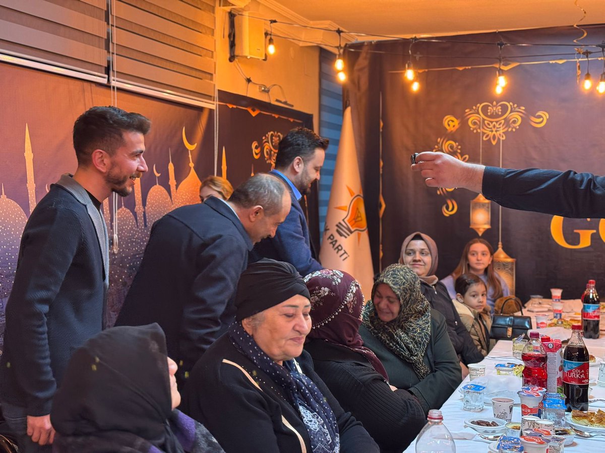 NecatiYurtbilir's tweet photo. 📍 Ramazan Katı – Gönül Sofrası

İl Başkanlığımızdaki toplantı alanımızı bu mübarek ayda Ramazan Katı olarak düzenledik; gönüllerin buluştuğu bir sofraya dönüştürdük.
Ramazan boyunca hemşehrilerimizle aynı sofrada iftar açıyor, bereketi paylaşıyor, muhabbeti çoğaltıyoruz.

Bir lokmayı paylaşmanın, aynı duaya “âmin” demenin ve kardeşlik ikliminde yan yana olmanın huzurunu hep birlikte yaşıyoruz.

Bu sofrada ayrıcalık yok;
samimiyet var, dayanışma var, gönül birliği var.

Rabbim birlik ve beraberliğimizi daim, tuttuğumuz oruçları kabul eylesin. 🌙🤲

@avyusufibis 
@osmannazlier 
@beytullah_gumus 
@av_mfa 
@EmreCaliskan_50 
@MvSuleymanOzgun 
@SSonugelen