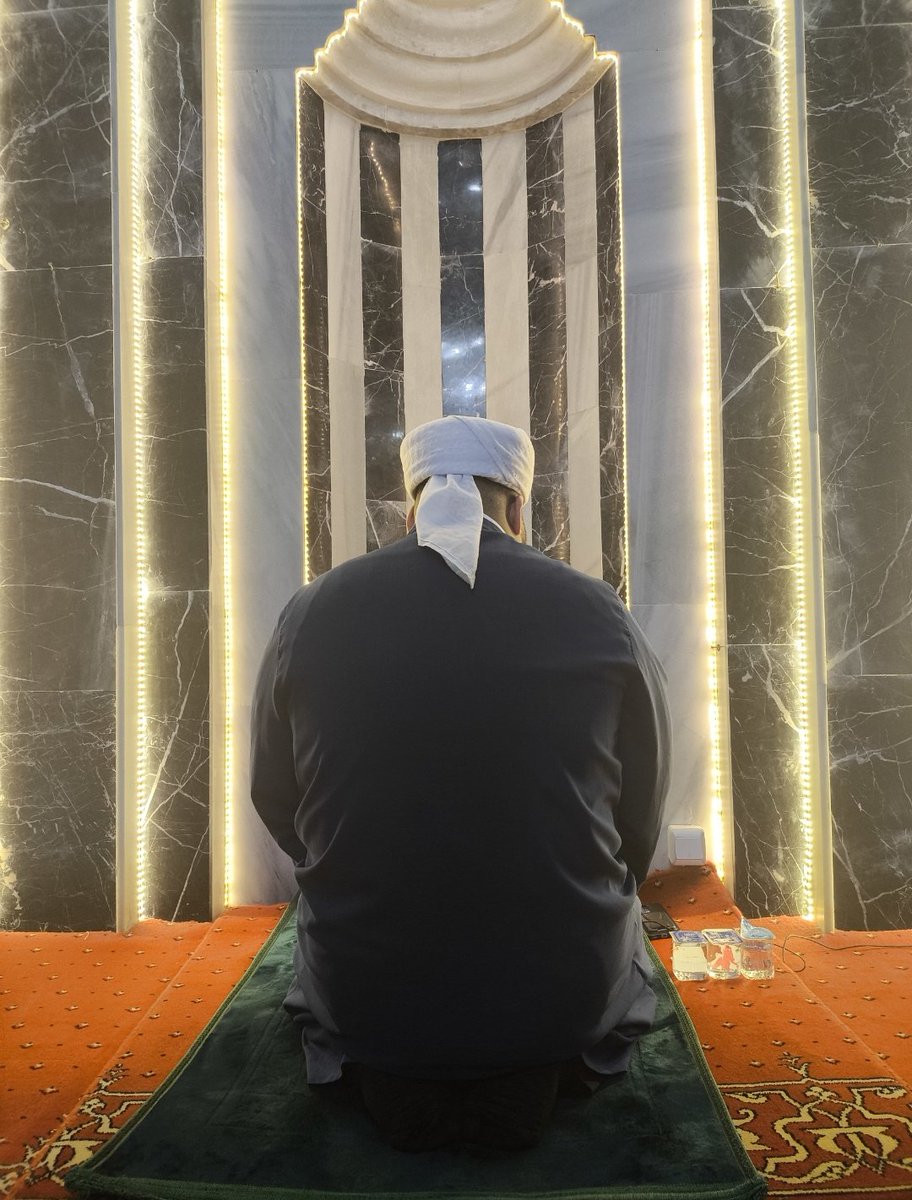 MuhammedAllame_'s tweet photo. Birkaç aydır medresedeki talebelerin dersi ve medresenin işleri dışında bir camide vekil imamlık yapıyorum.

 Net bir şekilde gördüm ki ; 
Meyhanedeki adama irşad yapmak, beş vakit camiye gelen cemaate irşad yapmaktan çok daha kolay.

Kalpleri kaskatı olmuş, gözleri görmüyor... https://t.co/Ijyo2pwVuh